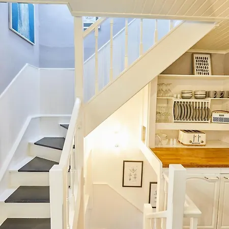 Host & - Harbour Mist * Whitby